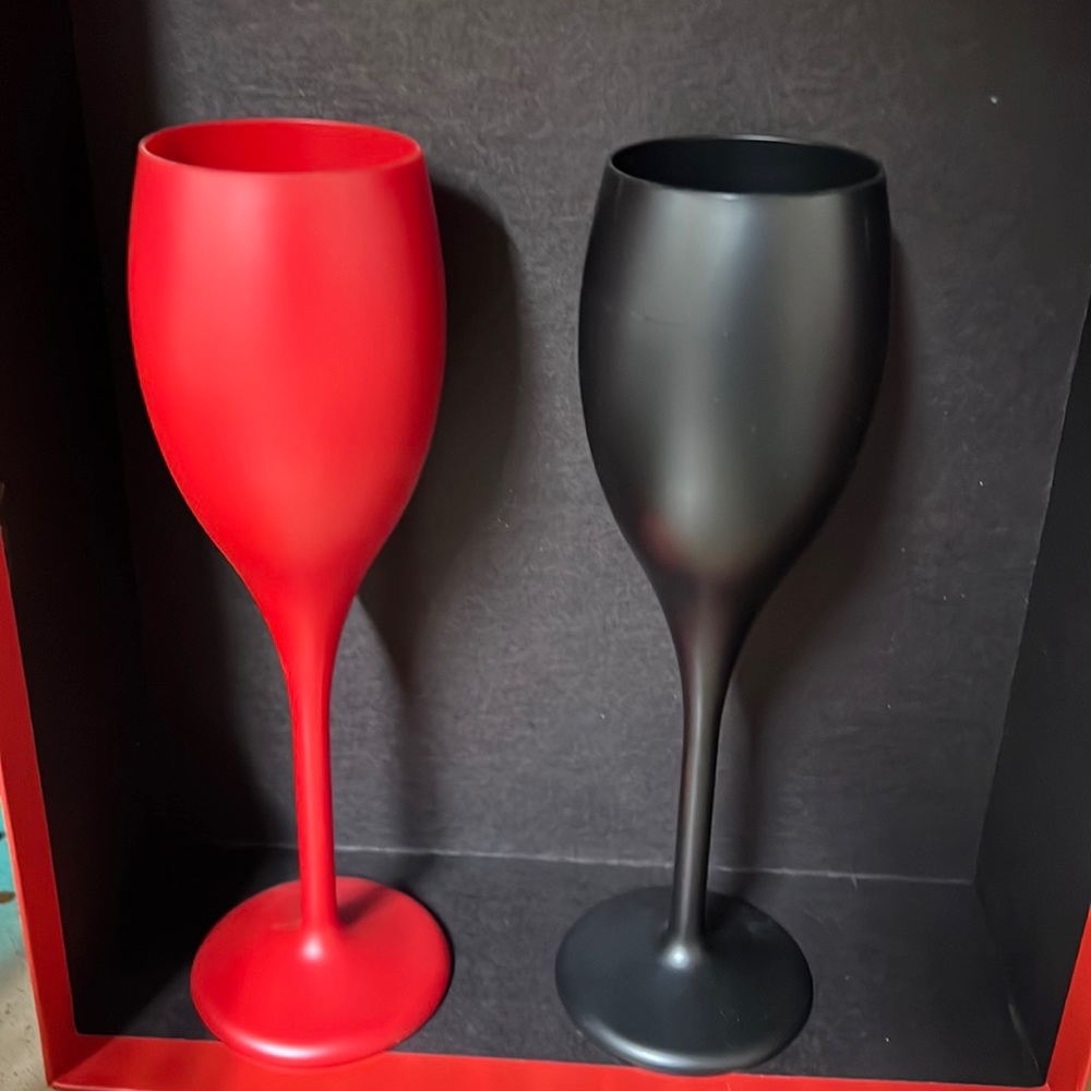 New 2 Hard Plastic champagne glasses